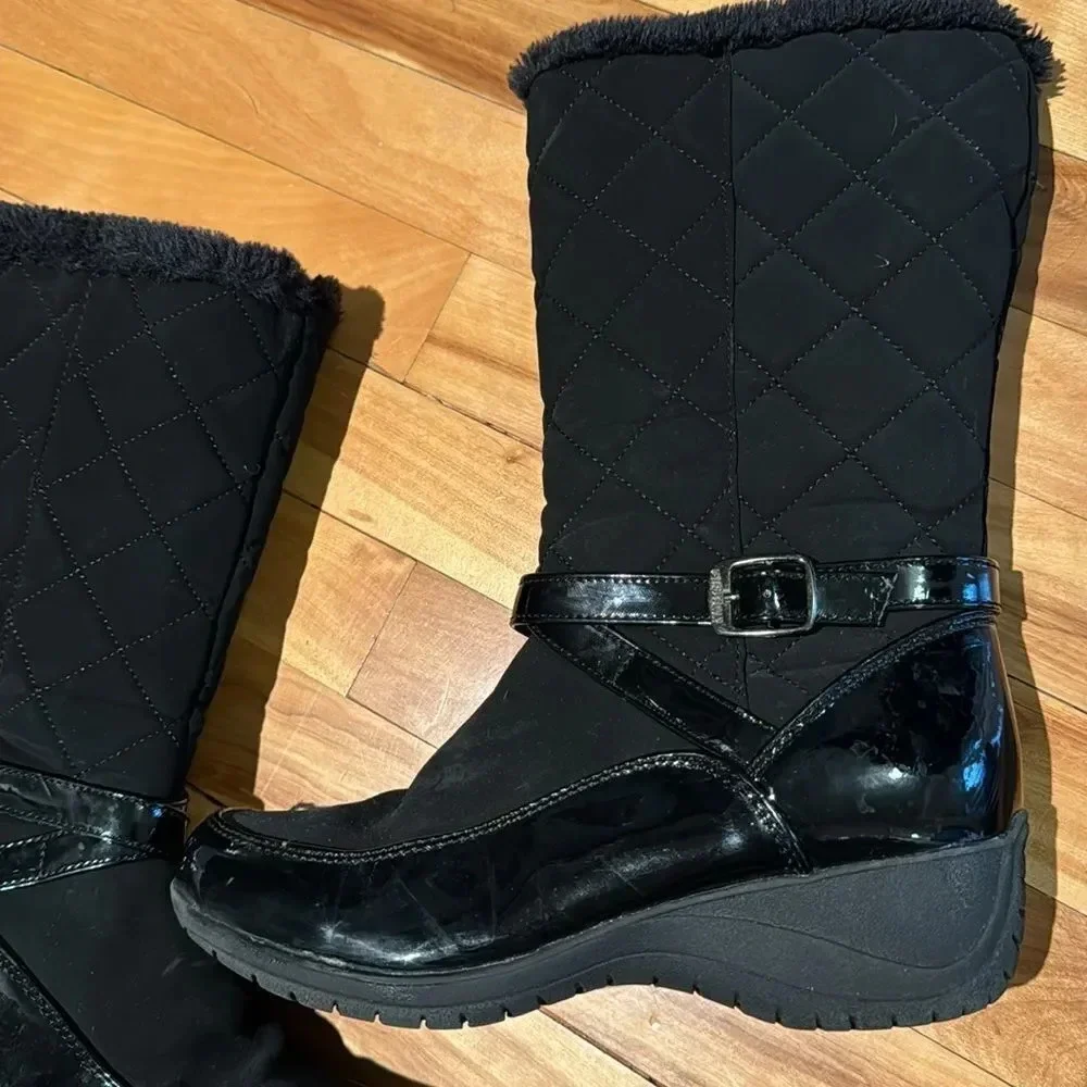 Khombu Lily Buckle black faux patent leather quilted faux fur side zip boots 9.5
